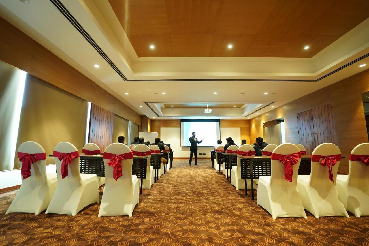 Hotel Manjeera Sarovar Premiere Rājahmundry Exterior foto