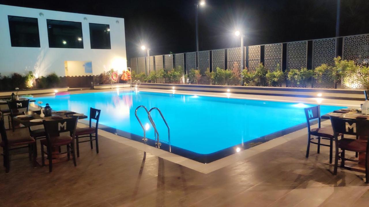 Hotel Manjeera Sarovar Premiere Rājahmundry Exterior foto